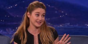 Shailene Woodley lounges in bikini bottoms and ices。